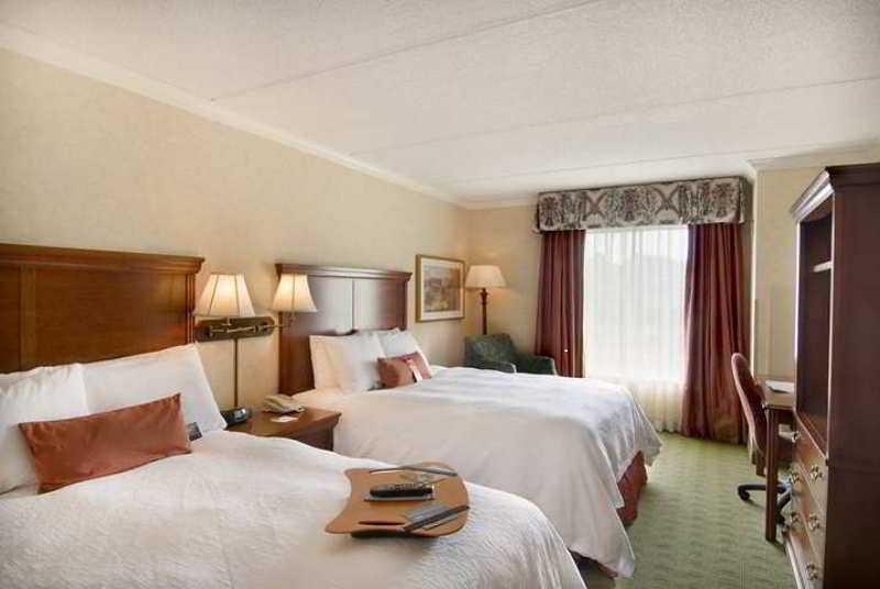 Hampton Inn & Suites Cleveland-Beachwood Room photo